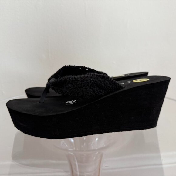 Rocket Dog Women's Black Flipflops - Picture 2 of 7